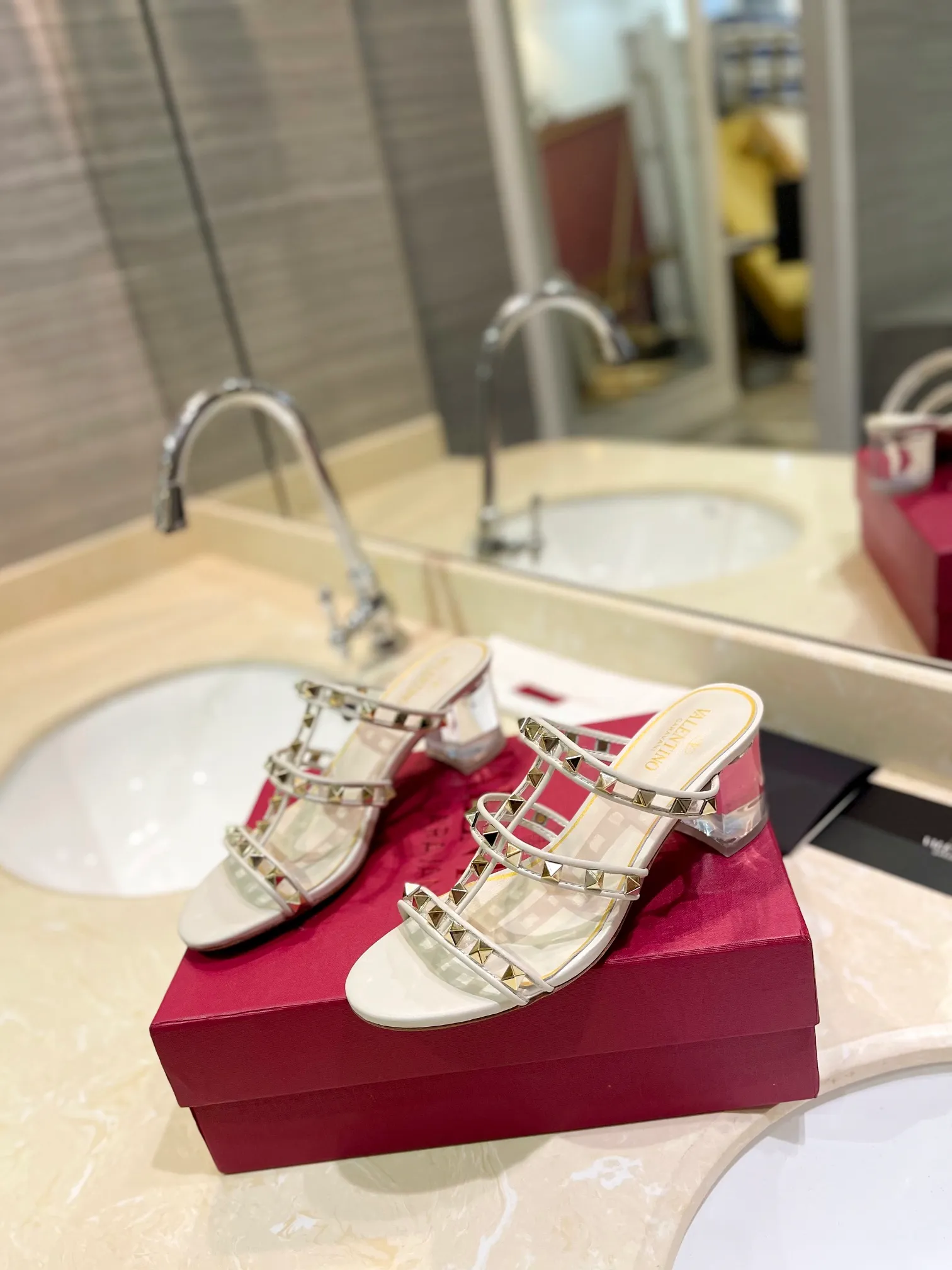 👟👟Ex-factory price 500👟👟 𝑉𝐴𝐿𝐸𝑁𝑇𝐼𝑁𝑂 Valentino ♡ͥ | ²º²⁴💫Purchasing agent level🔍Same color The classic king-shaped slippers with crystal heels are also so beautiful The particularly high-quality hardware brings out a full sense of high-end. After putting it on your feet, you will be stunned and look super slim! The new season lives up to expectations! Worth buying ★Imported cowhide is absolutely high-grade ❥Original method is absolutely sensual ❥Elegant style creates a different feeling🙈 Simple temperament style!  ♡ show bdetails ———————————— ⊿▸: Size｜35-40 (customized at 40.41.42) ⊿▸: Material｜Imported sheepskin + Pvc ⊿▸: Material | Padded sheepskin ⊿▸: Material | Italian🇮🇹 genuine leather outsole ⊿▸: Heel height｜6cm